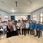 Foto bersama mahasiswa Universitas Pamulang dan siswa SMK Mulia Hati Insani Lebak setelah acara sosialisasi Internet of Things (IoT)