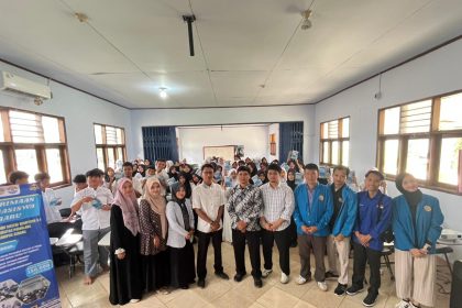 Foto bersama mahasiswa Universitas Pamulang dan siswa SMK Mulia Hati Insani Lebak setelah acara sosialisasi Internet of Things (IoT)